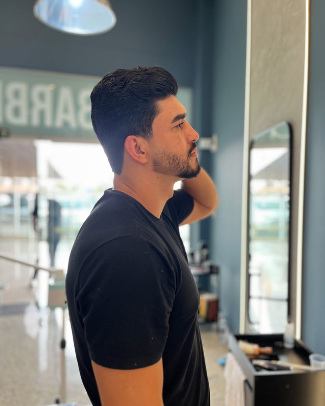 Corte de cabelo curto com textura e finalização moderna.